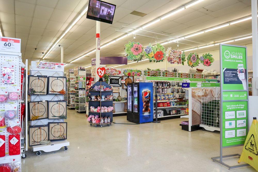 ±10,025 SF Endcap Suite in Sena Mall Shopping Center: 1111 Veterans Memorial Blvd, Metairie, LA 70005